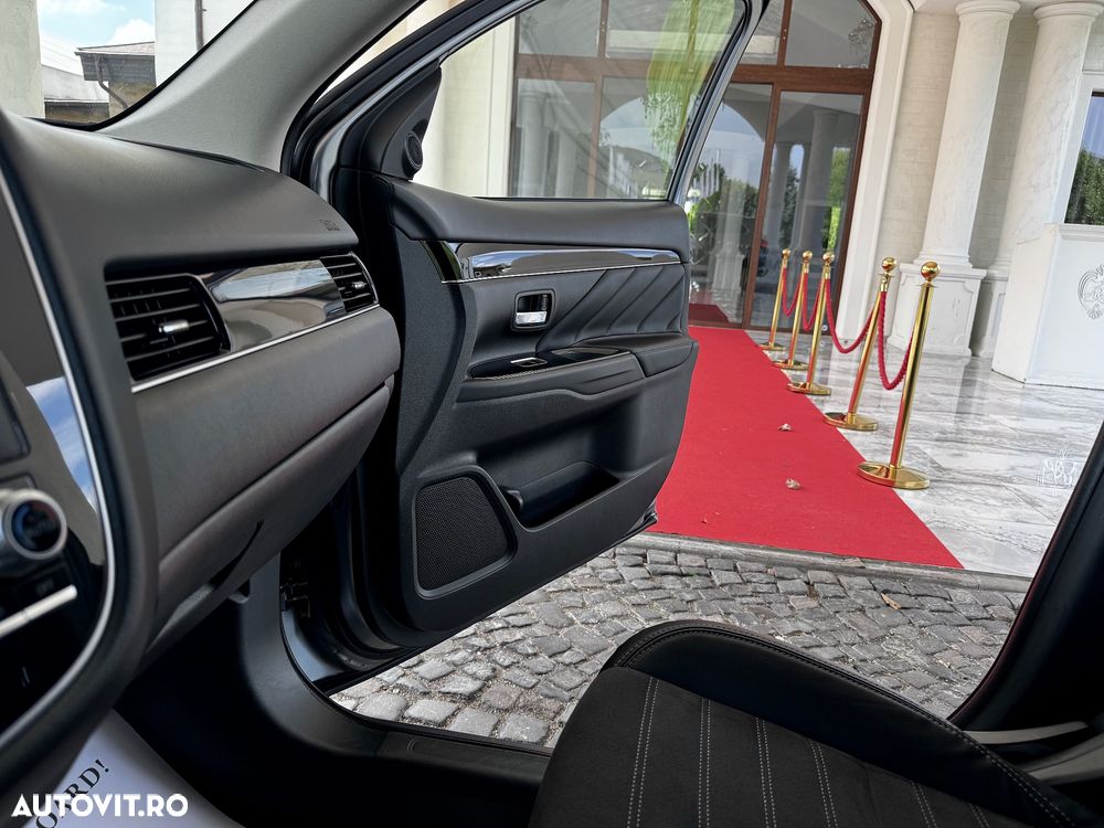 Mitsubishi Outlander 2.4 4WD Plug-In Hybrid Top - 26