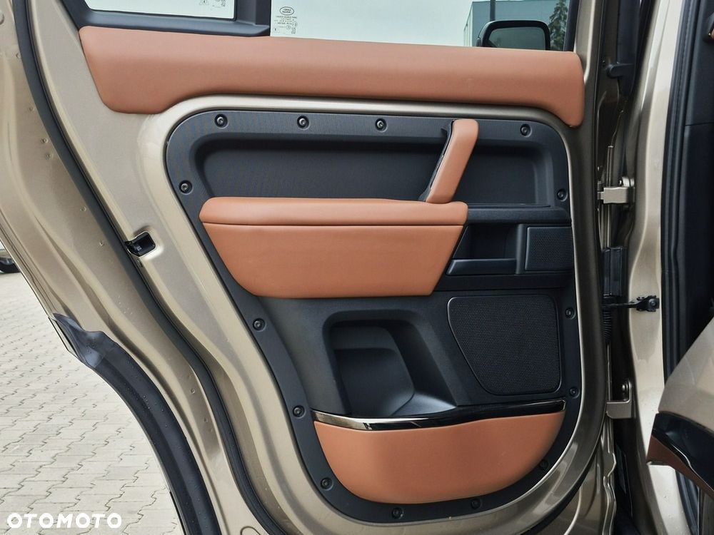 Land Rover Defender 110 P635 OCTA - 24