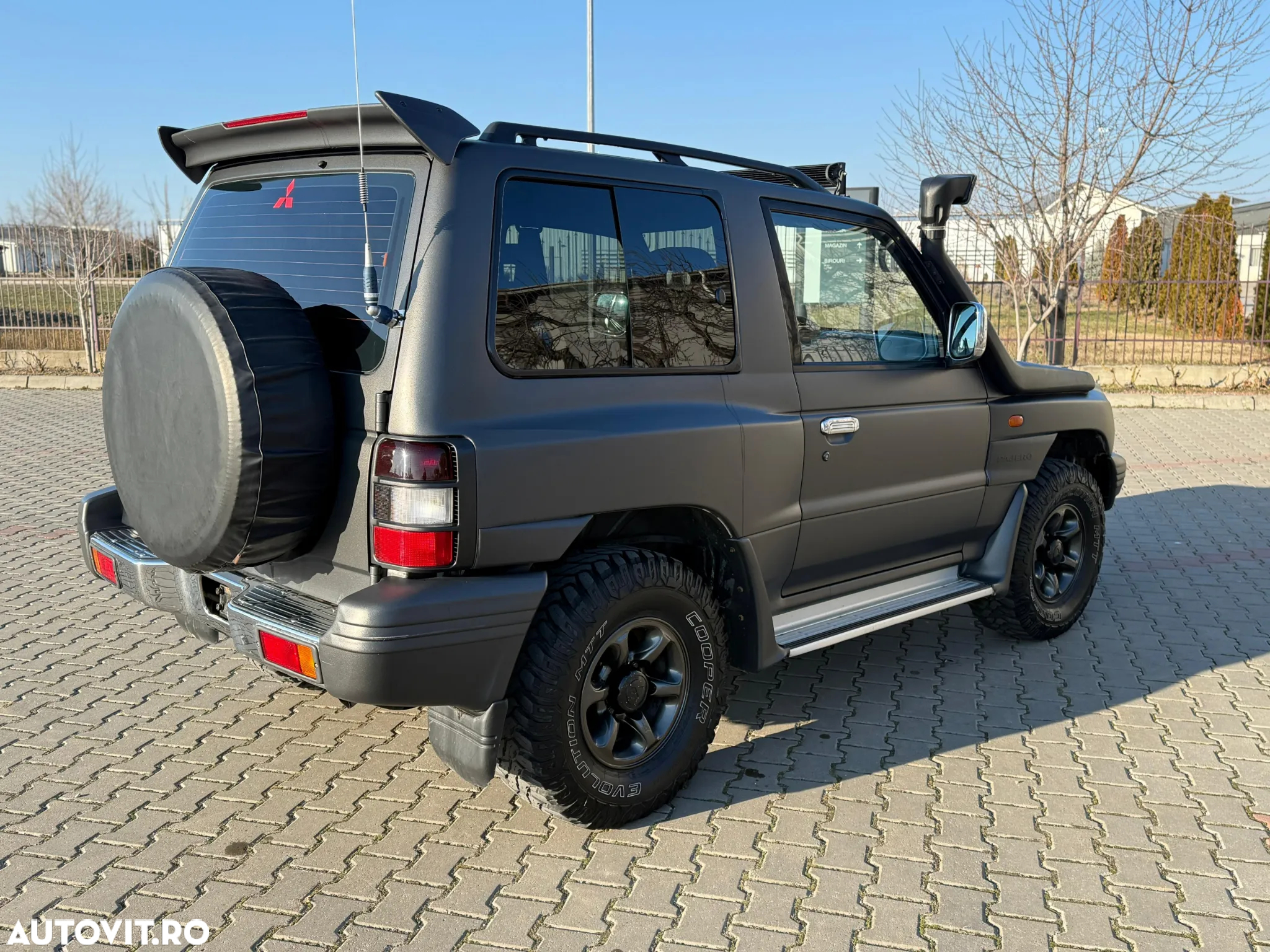 Mitsubishi Pajero - 24
