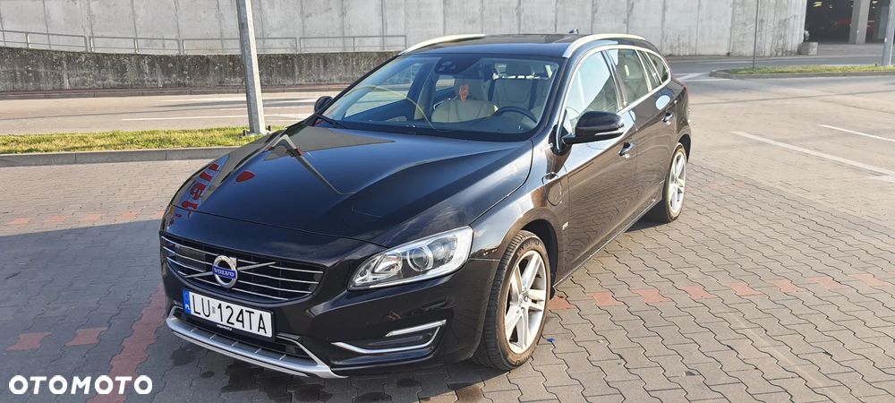 Volvo V60 D6 AWD Plug-in Hybrid R-Design Summum - 1