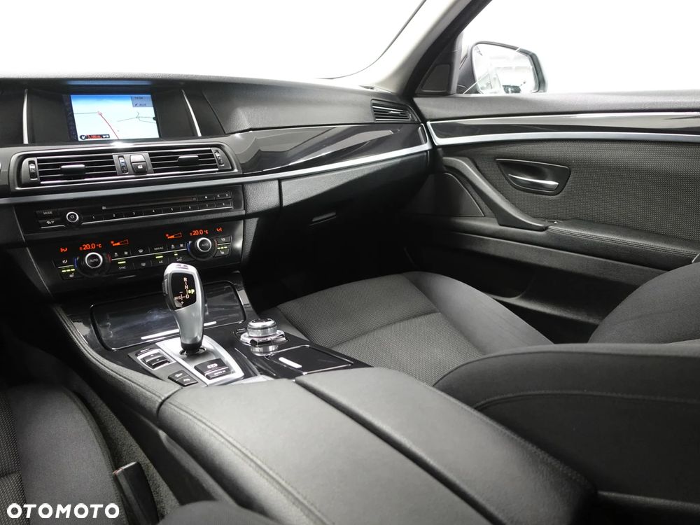 BMW Seria 5 525d xDrive Sport-Aut Modern Line - 38