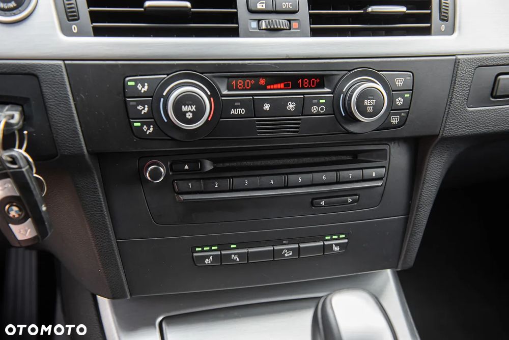 BMW Seria 3 320d xDrive DPF Touring - 25