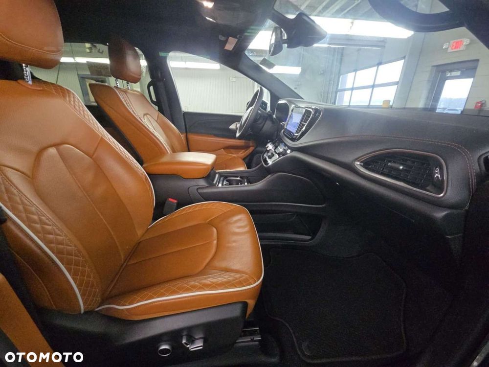 Chrysler Pacifica - 2