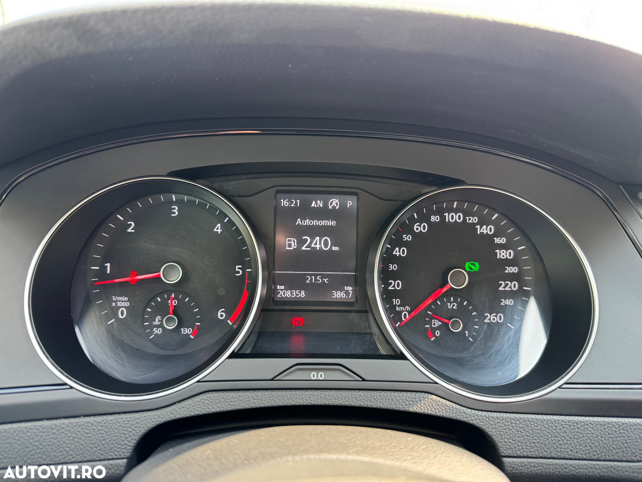 Volkswagen Passat Variant 2.0 TDI SCR DSG BlueMotion Trendline - 35