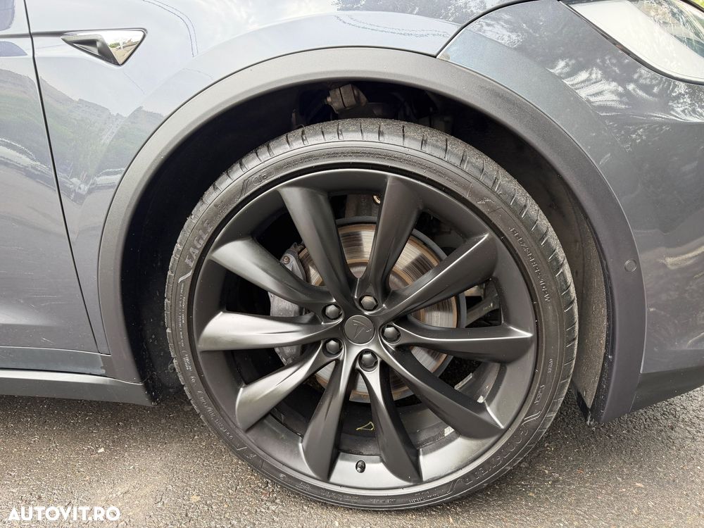 Tesla Model X - 14