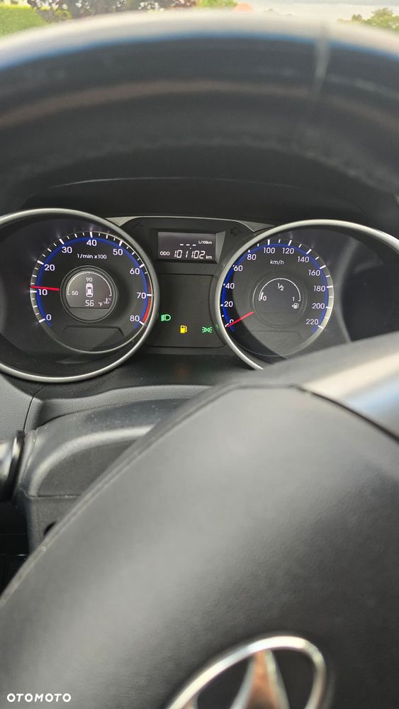 Hyundai ix35 ver-1-6-2wd-fifa-world-cup-edition - 4