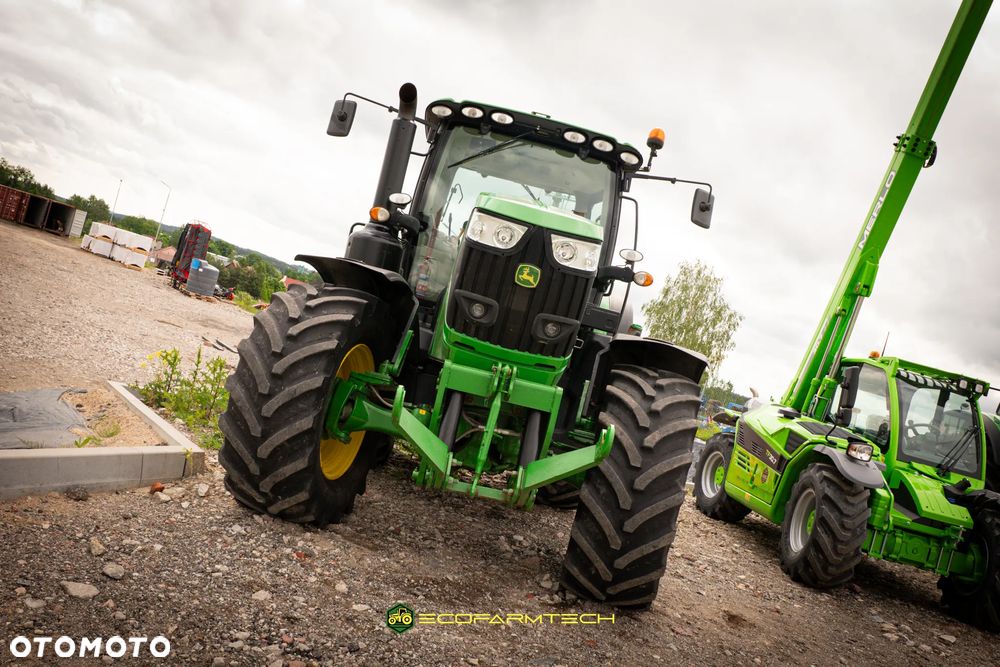 John Deere 6215R - 8