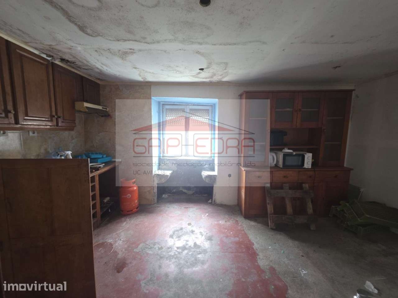 Moradia de 2 pisos para restauro junto à Igreja  da Madalena - Grande imagem: 4/11