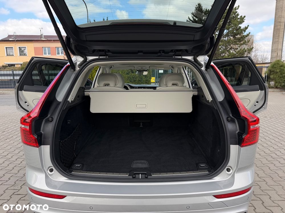 Volvo XC 60 B4 D Plus Dark - 38