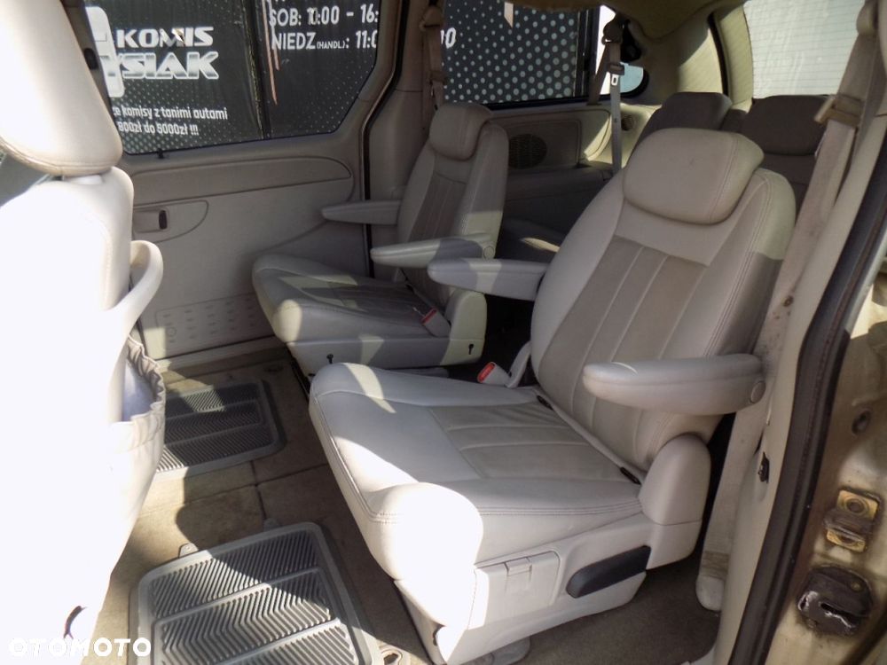Chrysler Town & Country - 7