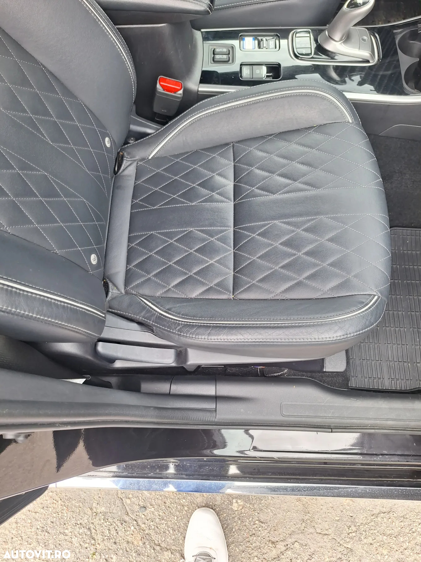 Mitsubishi Outlander 2.4 4WD Plug-In Hybrid Top - 18