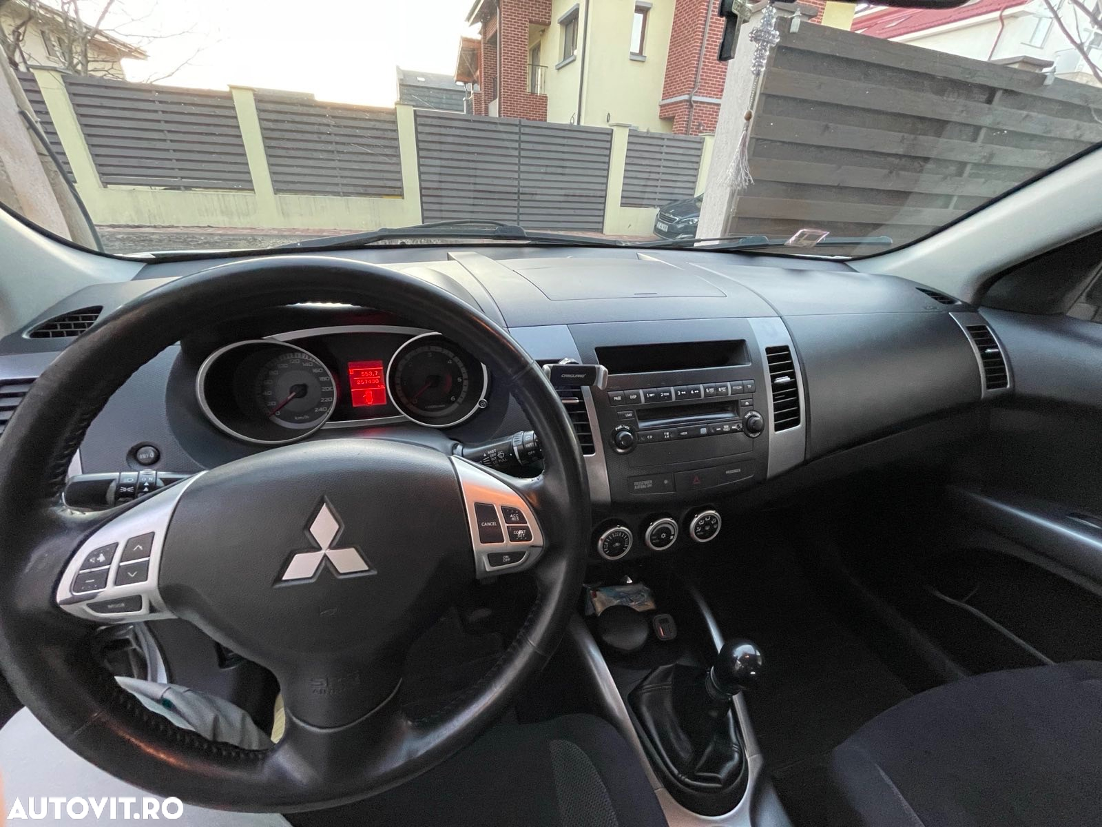 Mitsubishi Outlander - 10