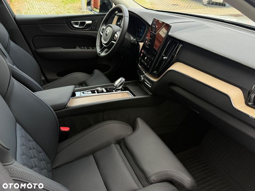 Volvo XC 60 B5 B AWD Plus Dark - 12