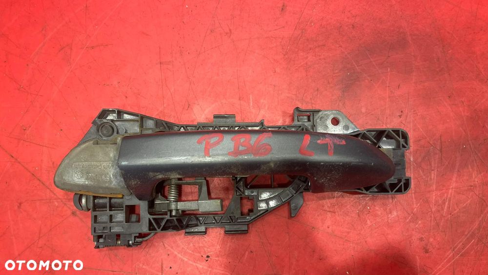 KLAMKA LEWY TYŁ PASSAT B6 - 1