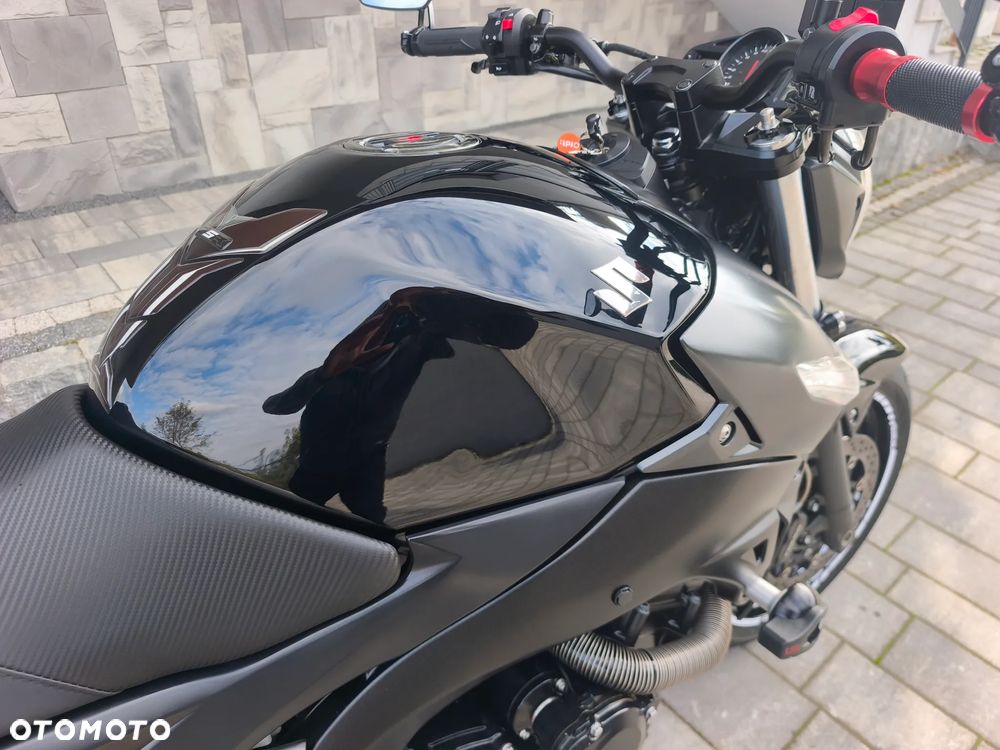 Suzuki GSR - 10