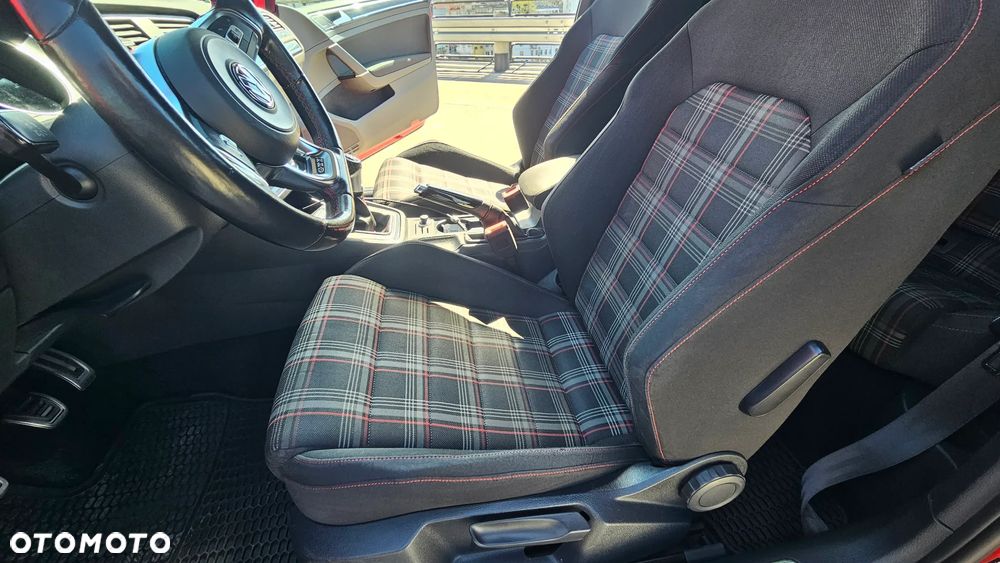 Volkswagen Golf - 34