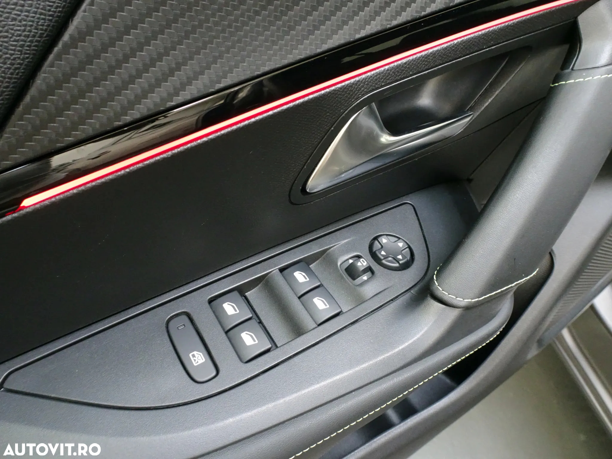 Peugeot 2008 PureTech 130 EAT8 GT - 25