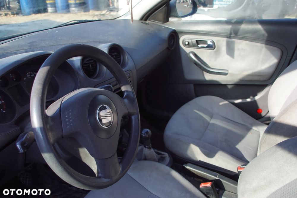 Auto na części - Seat Ibiza III 1.2 12V 64 KM AZQ GSB LS7N 2003R Silnik Skrzynia Drzwi Maska Klapa Zderzak Błotnik Szyba Lusterko Klamka Lampa Deska Kokpit Sterownik Moduł Czujnik Licznik Panel Kierownica - 10