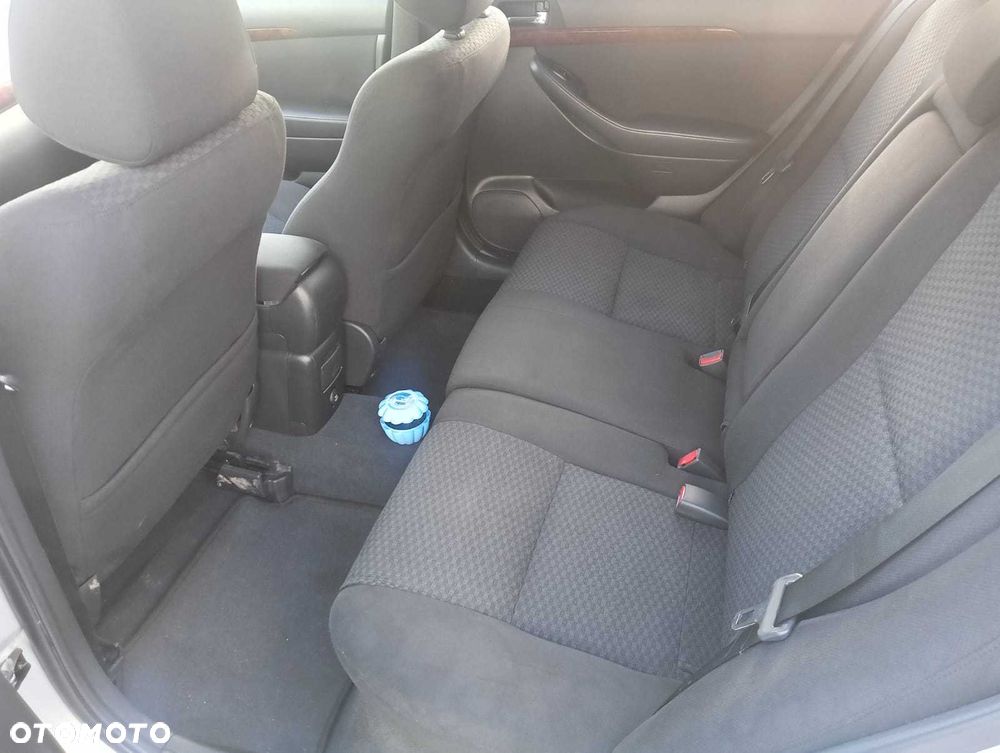 Toyota Avensis - 8