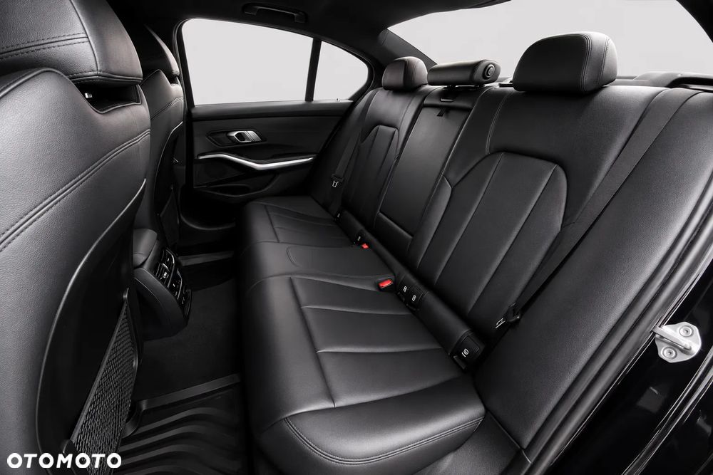 BMW Seria 3 330i - 16