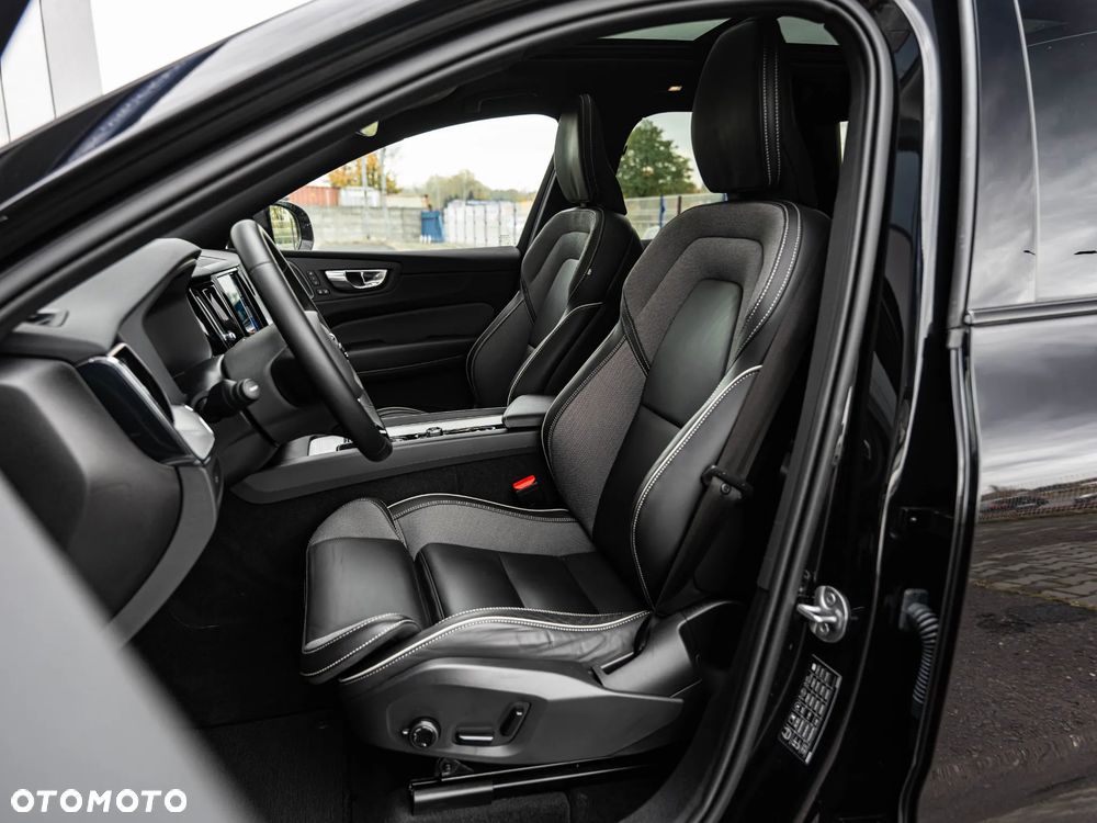 Volvo XC 60 B5 B AWD Plus Dark - 24