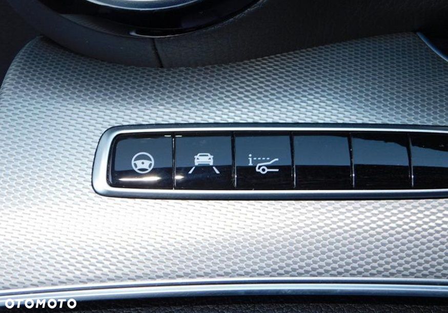 Mercedes-Benz Klasa E 220 d 4-Matic 9G-TRONIC - 22
