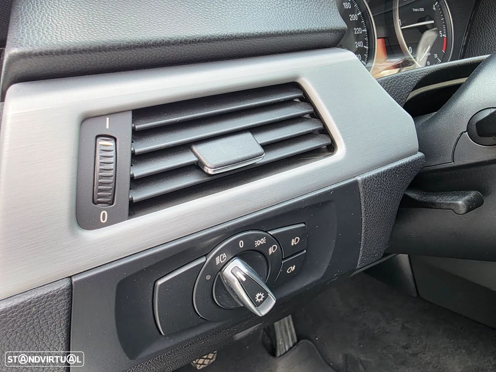 BMW 320 d Pack M - 11