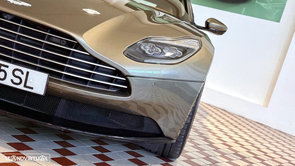 Aston Martin DB11 Coupé - 10