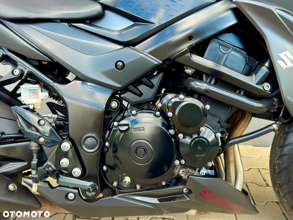 Suzuki GSX - 13