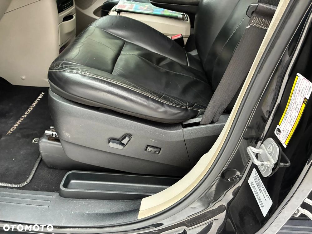 Chrysler Town & Country 3.6 Limited - 21