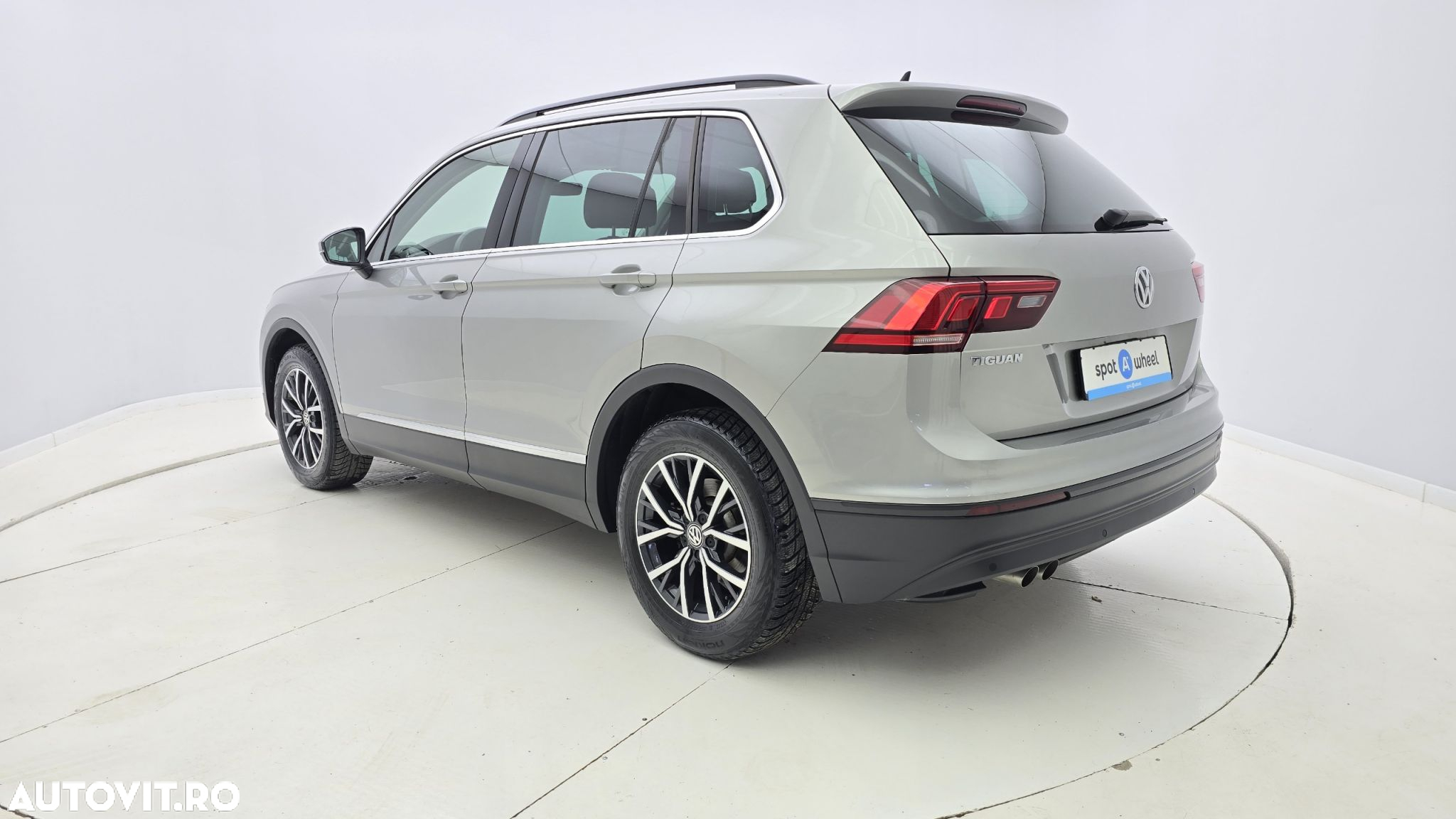 Volkswagen Tiguan - 8