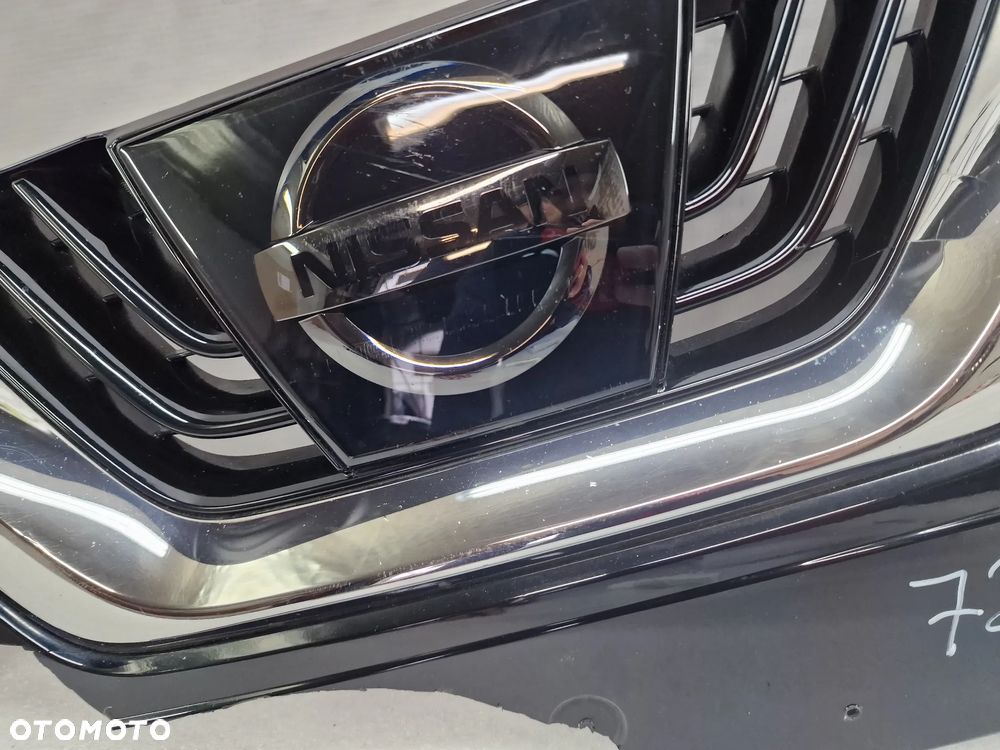 NISSAN MICRA K14 16- ATRAPA / GRILL / ZNACZEK POD RADAR PRZEDNI PRZÓD , NR 62890-5FA0R , NR AUKCJI GL729 - 9