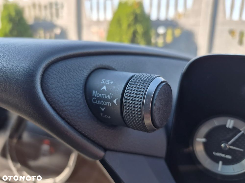 Lexus ES 300h F Sport Edition - 15