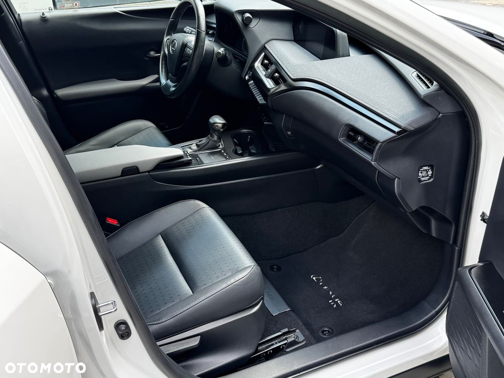 Lexus UX - 8