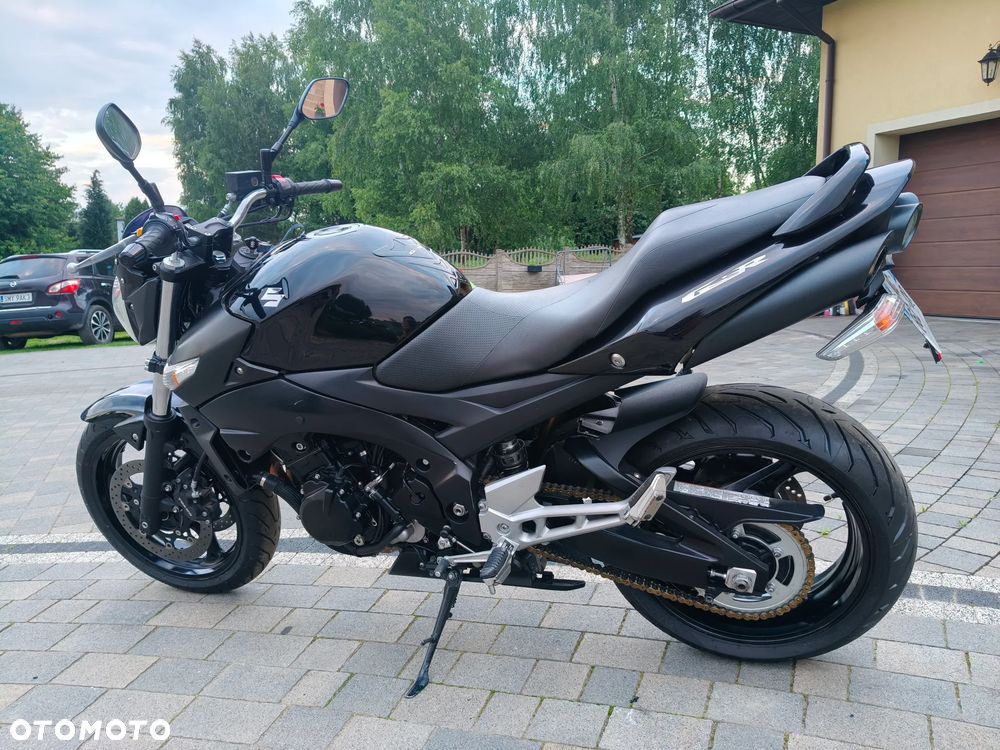 Suzuki GSR - 3