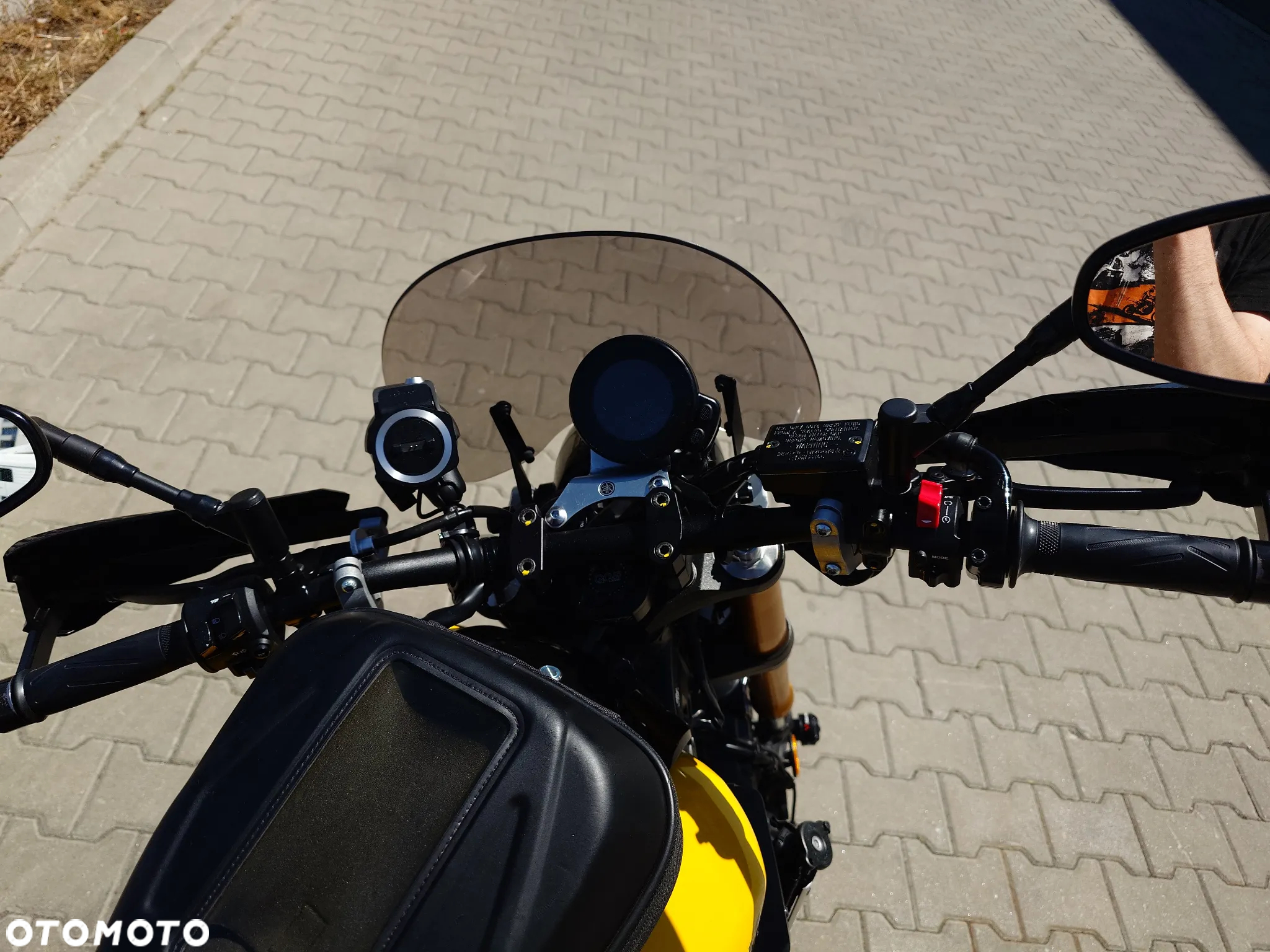 Yamaha XSR - 6