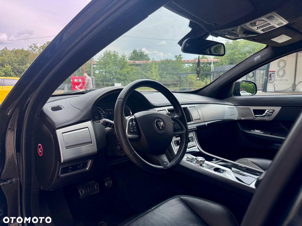 Jaguar XF 2.2 D R-Sport - 16