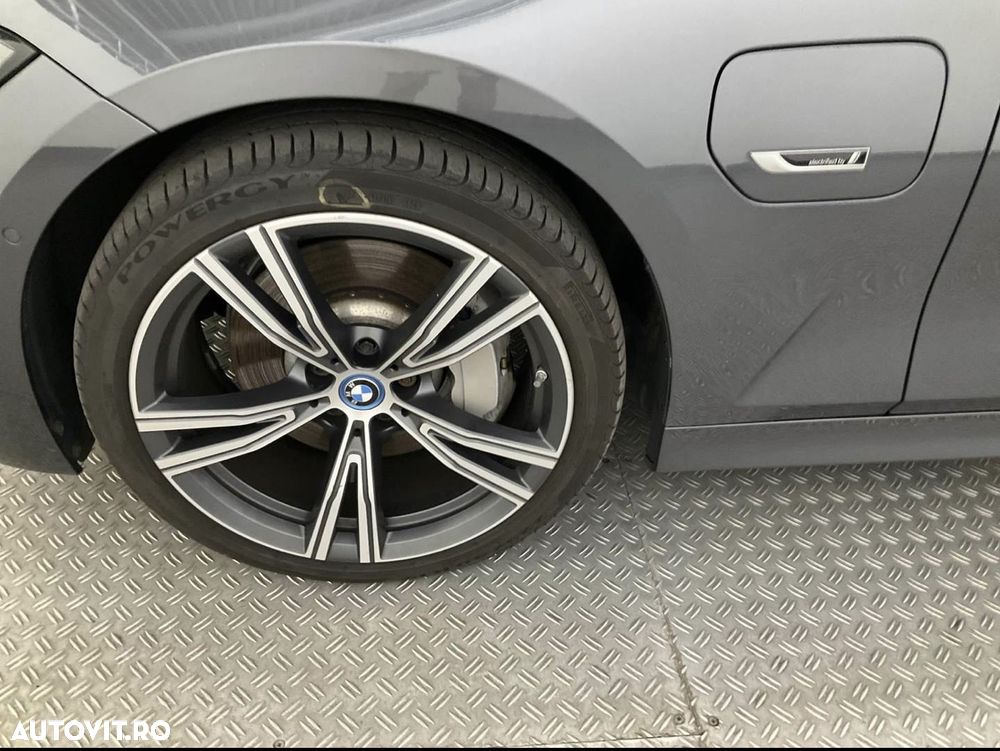 BMW Seria 3 330e Aut. Sport Line - 15