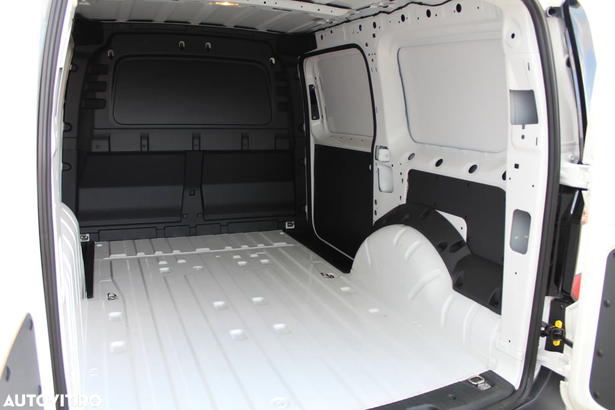 Volkswagen Caddy Maxi Cargo 2.0 TDI 75 102 CP - 19