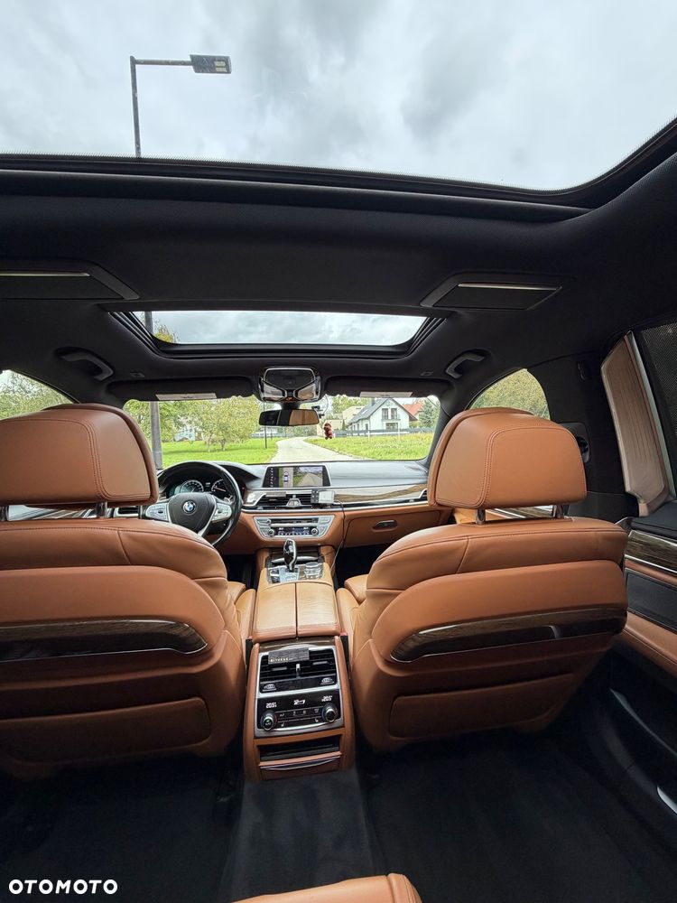 BMW Seria 7 750Li xDrive - 22