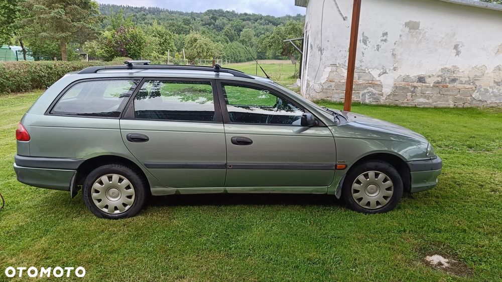 Toyota Avensis 1.6 VVT-i Terra - 1