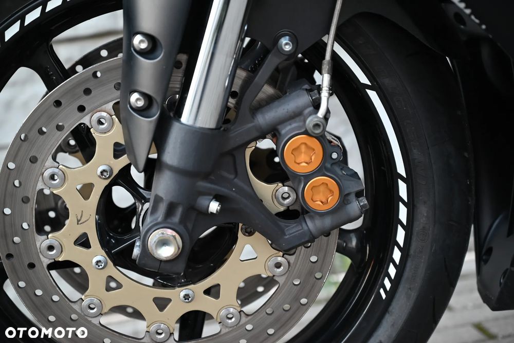 Yamaha R1 - 22
