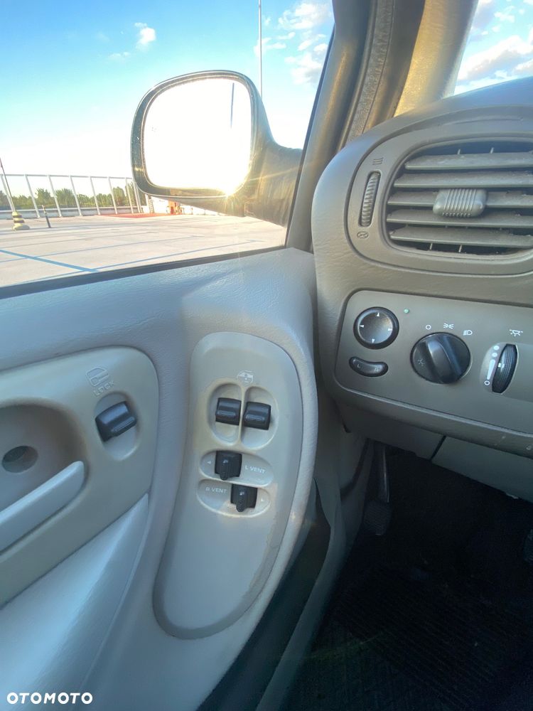 Chrysler Town & Country 3.3 LX - 10