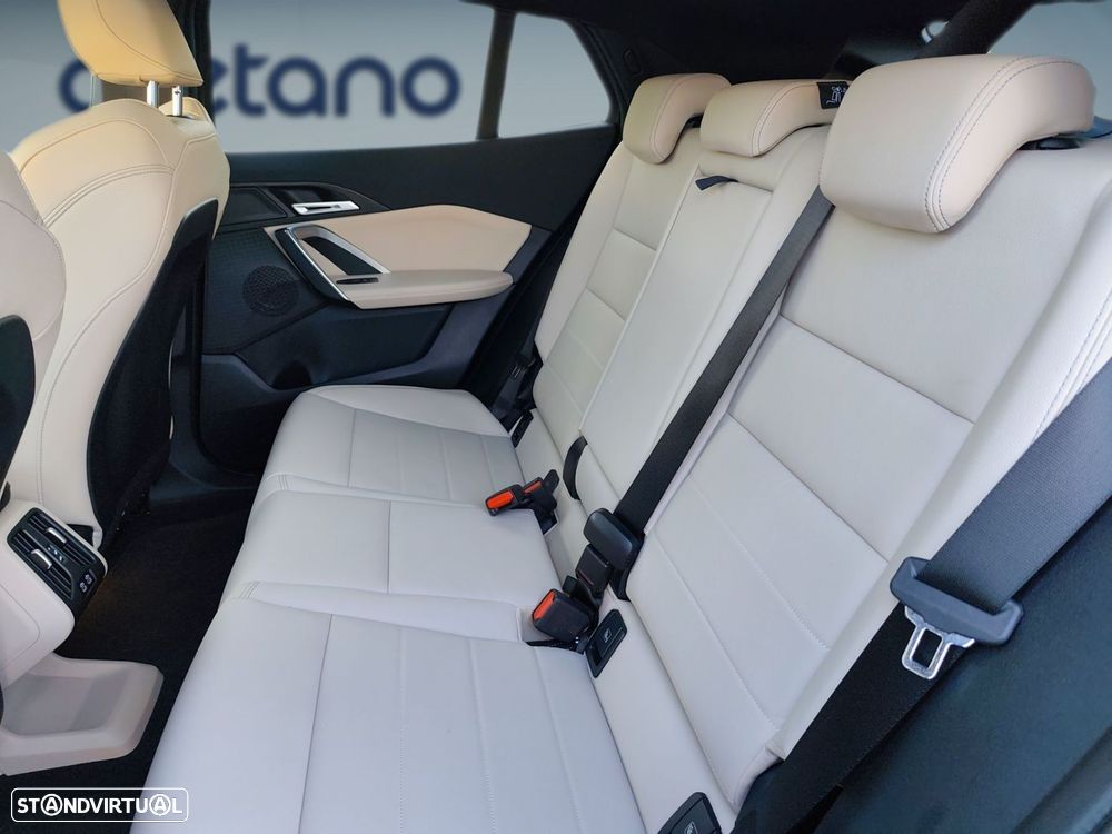BMW iX2 eDrive20 Pack Desportivo M - 14