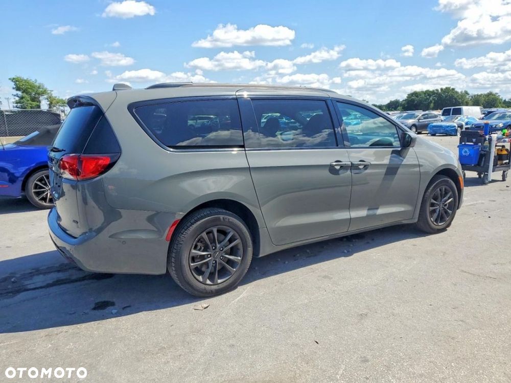 Chrysler Pacifica - 4