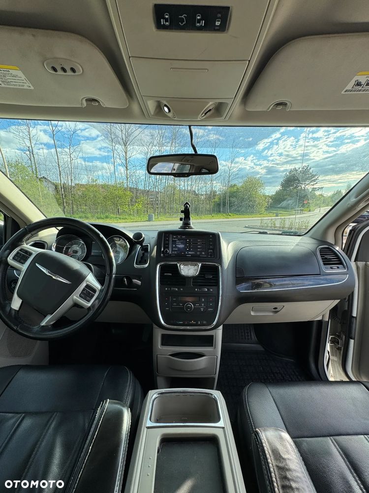 Chrysler Town & Country - 11