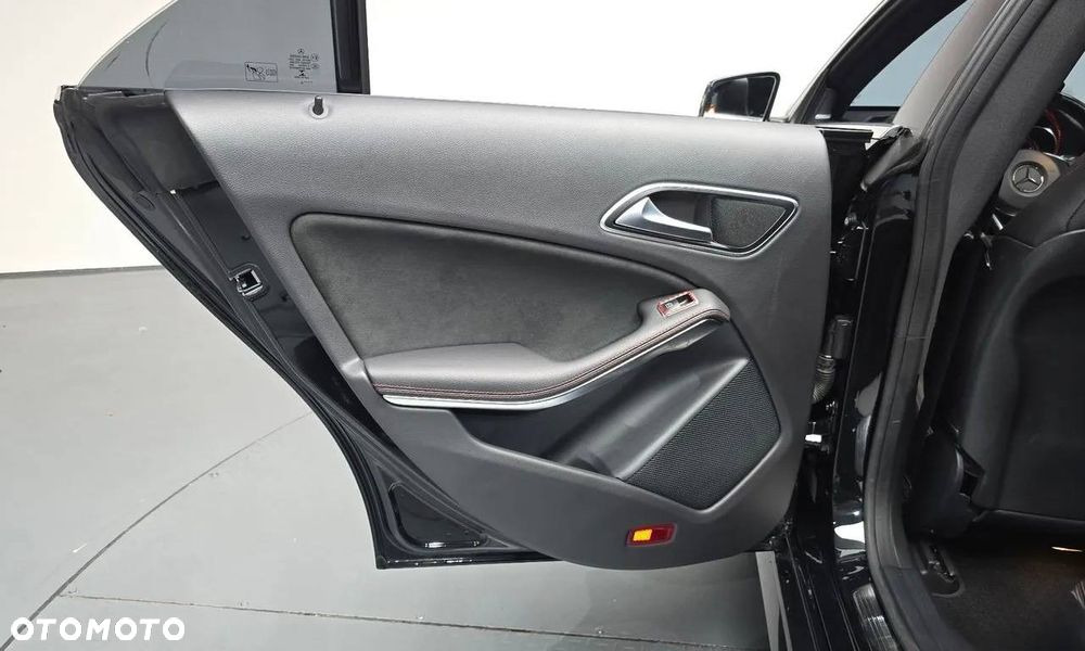 Mercedes-Benz CLA 250 4Matic 7G-DCT AMG Line - 17