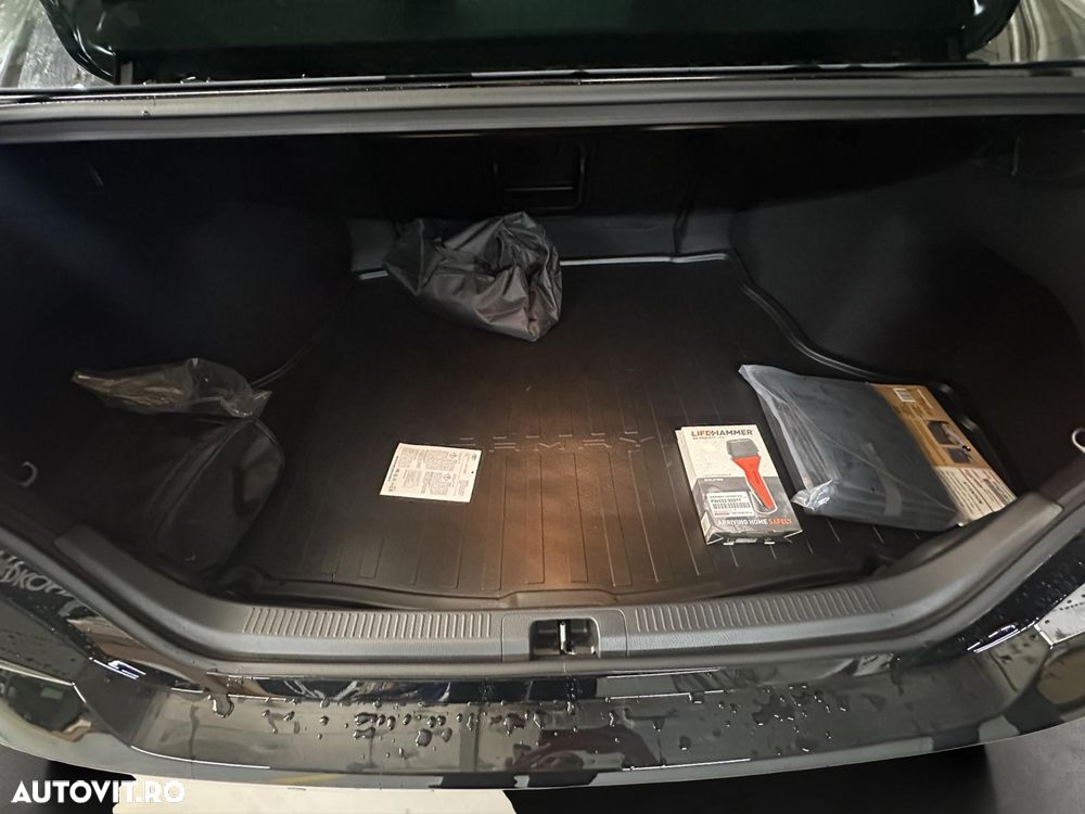Toyota Camry 2.5 HEV Luxury - 28