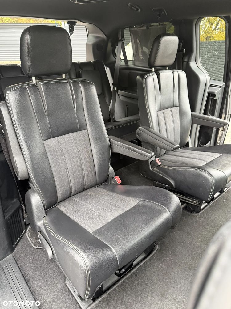 Chrysler Town & Country - 31