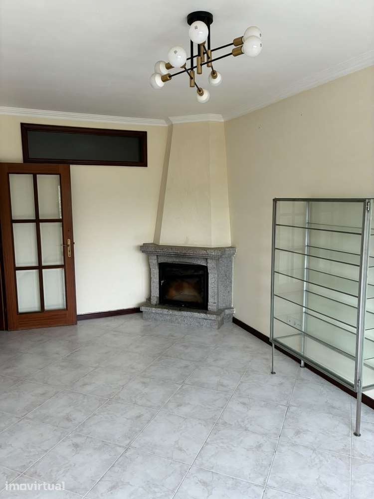 Apartamento T3 com garagem e varanda em Lomba - Grande imagem: 2/17